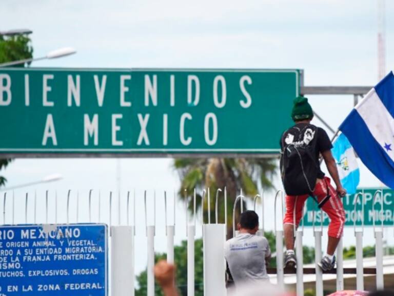 Migrantes hondureños derriban puerta en frontera con Guatemala